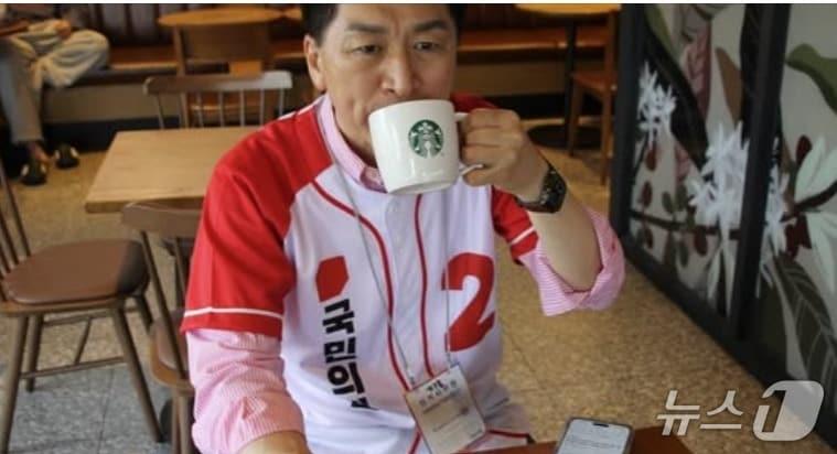 본문 이미지 -  김기현 국민의힘 울산 총괄선대위원장이 25일 아침 스타벅스에 들려 커피를 마시고 있는 모습을 자신의 SNS에 소개했다. (SNS 갈무리) ⓒ 뉴스1