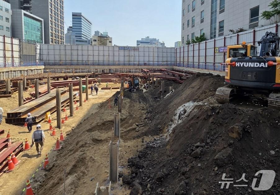 본문 이미지 - 굴착공사장 흙막이 및 굴착부 안전관리 상태 점검 현장 사진.(서울시 제공)