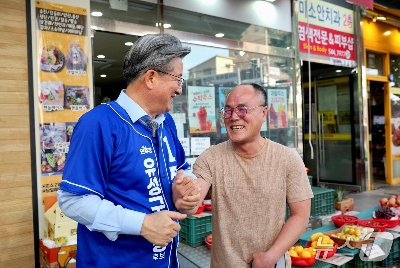 본문 이미지 - 정용래 유성구청장 후보가 주민과 대화를 나누고 있다.(후보 캠프 제공. 재판매 및 DB금지)/뉴스1