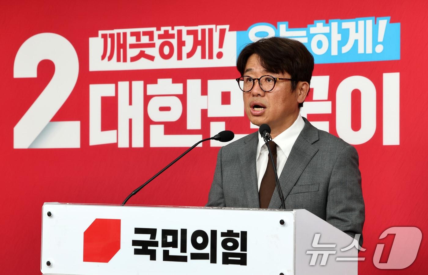 본문 이미지 - 경기도 평택을 국회의원 재선거에 출마한 유의동 국민의힘 후보가 25일 오전 서울 여의도 국민의힘 당사에서 김용남 더불어민주당 후보 의혹 관련 긴급 기자회견을 열고 있다. 2026.5.25 ⓒ 뉴스1 최지환 기자