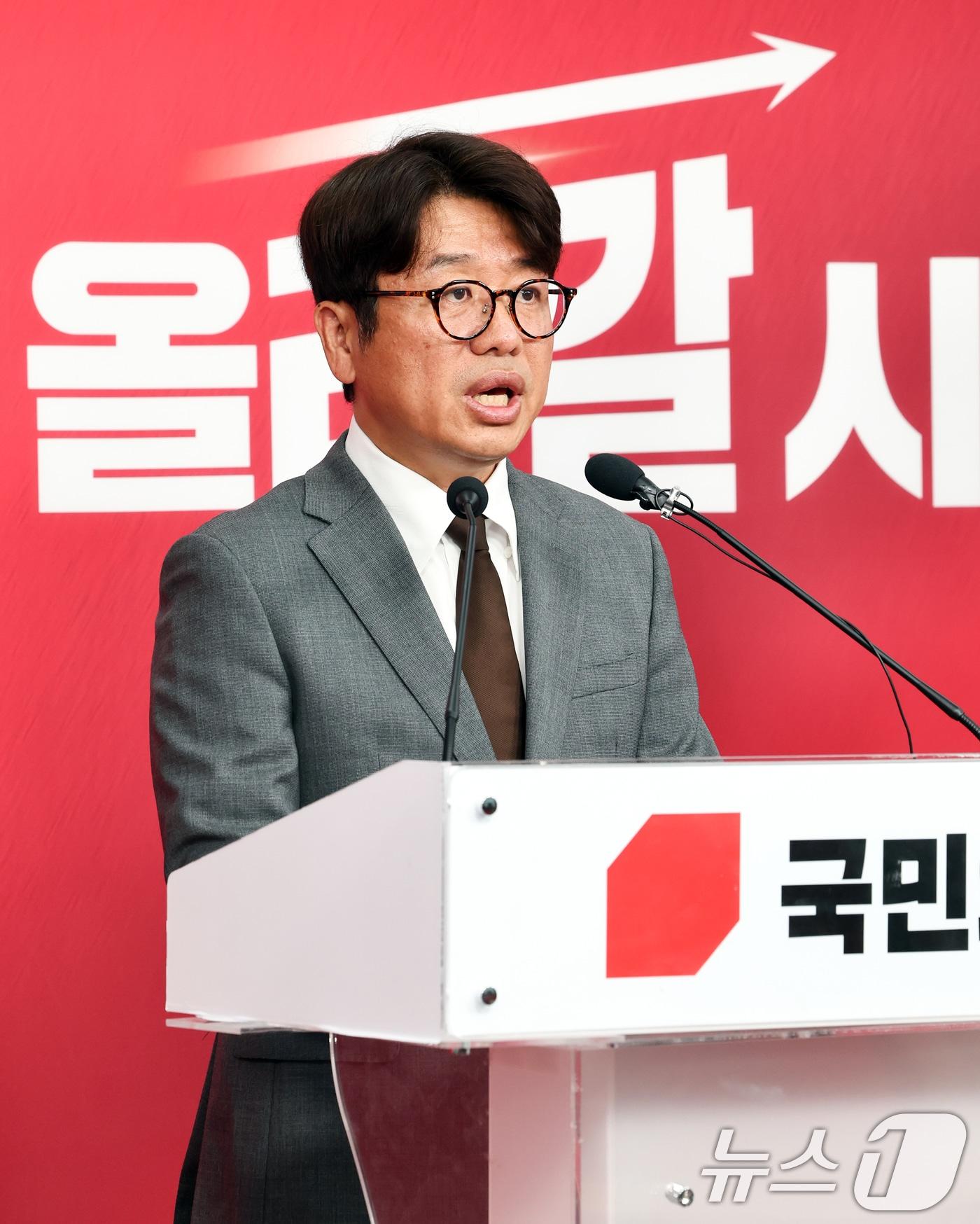 본문 이미지 - 경기도 평택을 국회의원 재선거에 출마한 유의동 국민의힘 후보가 25일 오전 서울 여의도 국민의힘 당사에서 김용남 더불어민주당 후보 의혹 관련 긴급 기자회견을 열고 있다. 2026.5.25 ⓒ 뉴스1 최지환 기자