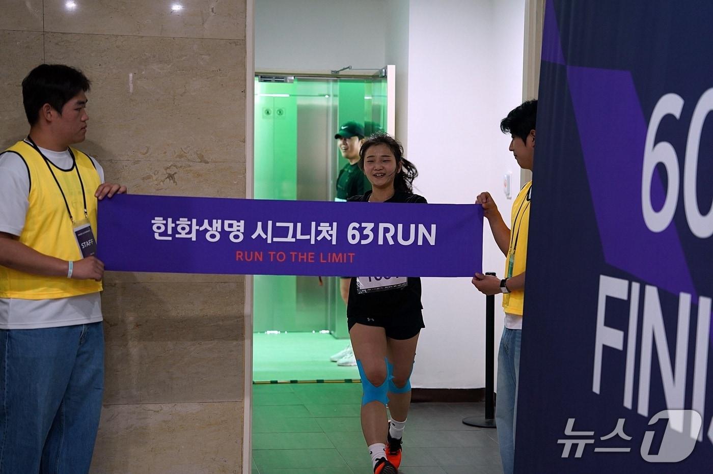 본문 이미지 - 한화생명, 63빌딩 수직마라톤 ‘2026 시그니처 63RUN’ 개최/사진제공=한화생명