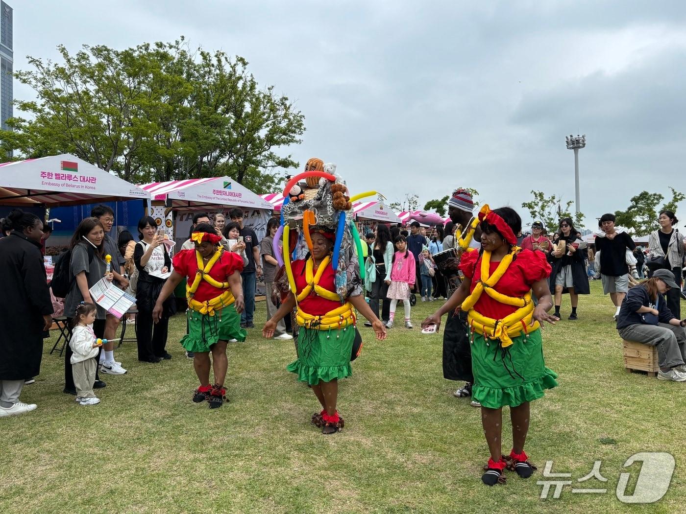 본문 이미지 - 지난 23일 '세계시민축제'에서 카메룬 전통춤을 선보이는 모습 2026.5.23/뉴스1 ⓒ News1 홍윤 기자