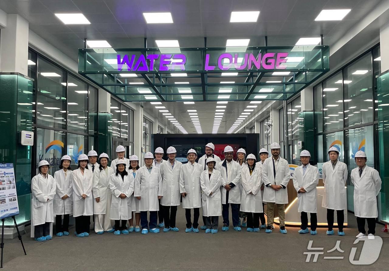 본문 이미지 - 재정경제부는 지난 22일 국제기구 관계자들과 경기도 화성시에 위치한 한국수자원공사 화성 AI 정수장을 찾아 운영 사례를 공유했다.(재경부 제공)
