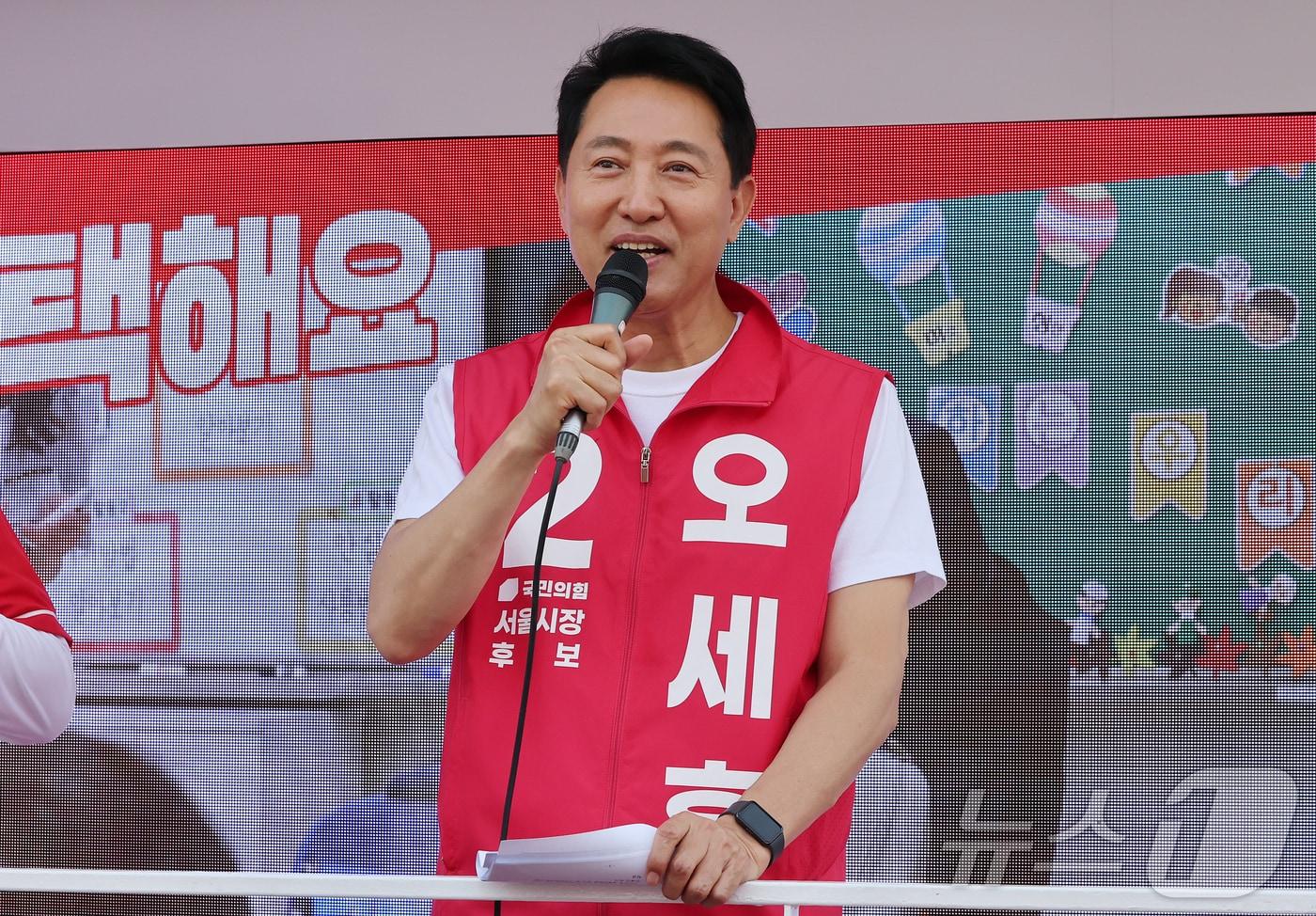 본문 이미지 - 오세훈 국민의힘 서울시장 후보가 25일 서울 도봉구 홈플러스 방학점 앞에서 지지를 호소하고 있다. 2026.5.25 ⓒ 뉴스1 김진환 기자