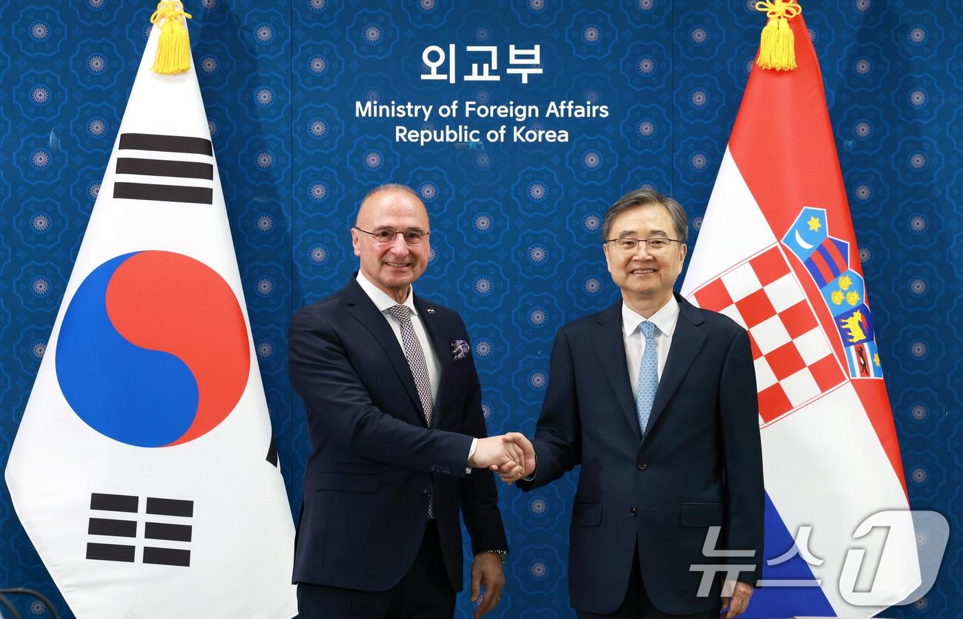 본문 이미지 - 조현 외교부 장관과 고르단 그를리치 라드만 크로아티아 외교유럽부 장관이 25일 서울 종로구 외교부 청사에서 열린 한-크로아티아 외교장관 회담에서 악수를 나누고 있다. 2026.5.25 ⓒ 뉴스1 임세영 기자