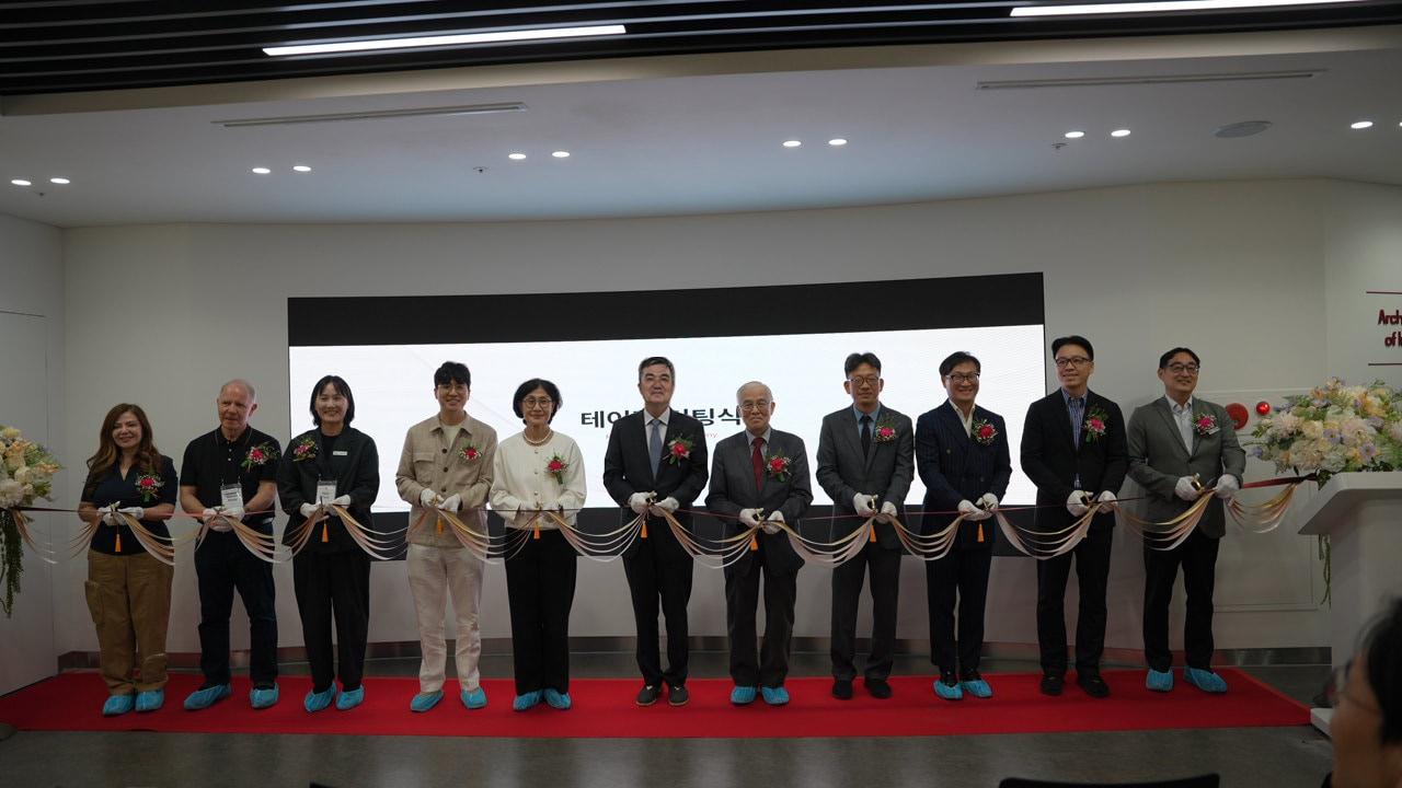 본문 이미지 - 인바디 창립 30주년 인바디 히스토리움 개관식에서 기업 주요 인사들이 테이프 커팅식을 진행하고 있다. (인바디 제공)