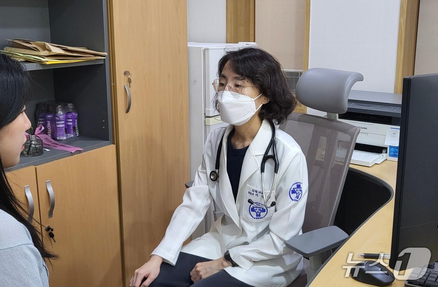 본문 이미지 - 25일 부산 온병원 감염병센터 이진영 과장이 진료실에서 환자에게 에볼라 바이러스의 전파 특징을 설명하고 있다. 온병원 제공. 재판매 및 DB금지