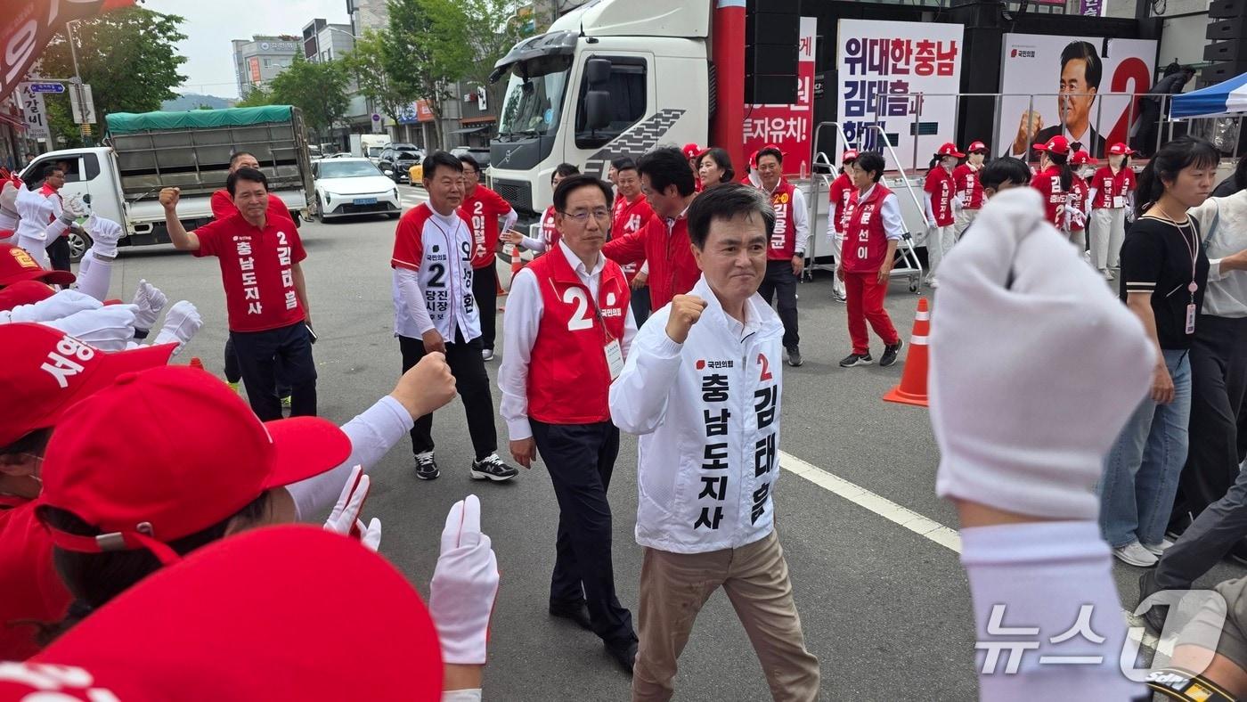 본문 이미지 - 25일 오전 11시 당진전통시장에서 오성환 당진시장 후보 등 지역 후보들과 합동 유세장에서 지지자들을 향해 주먹을 쥐고 힘센충남을 보여주고 있다.(재판매 및 DB금지) 2026.5.25 ⓒ 뉴스1 김태완 기자