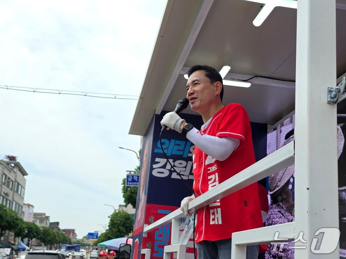 본문 이미지 - 김진태 국민의힘 강원도지사 후보가 부처님오신날 대체휴무일인 25일 철원을 찾아 유세를 펼치고 있다.(김진태 후보 캠프 제공, 재판매 및 DB 금지) 2026.5.25/뉴스1
