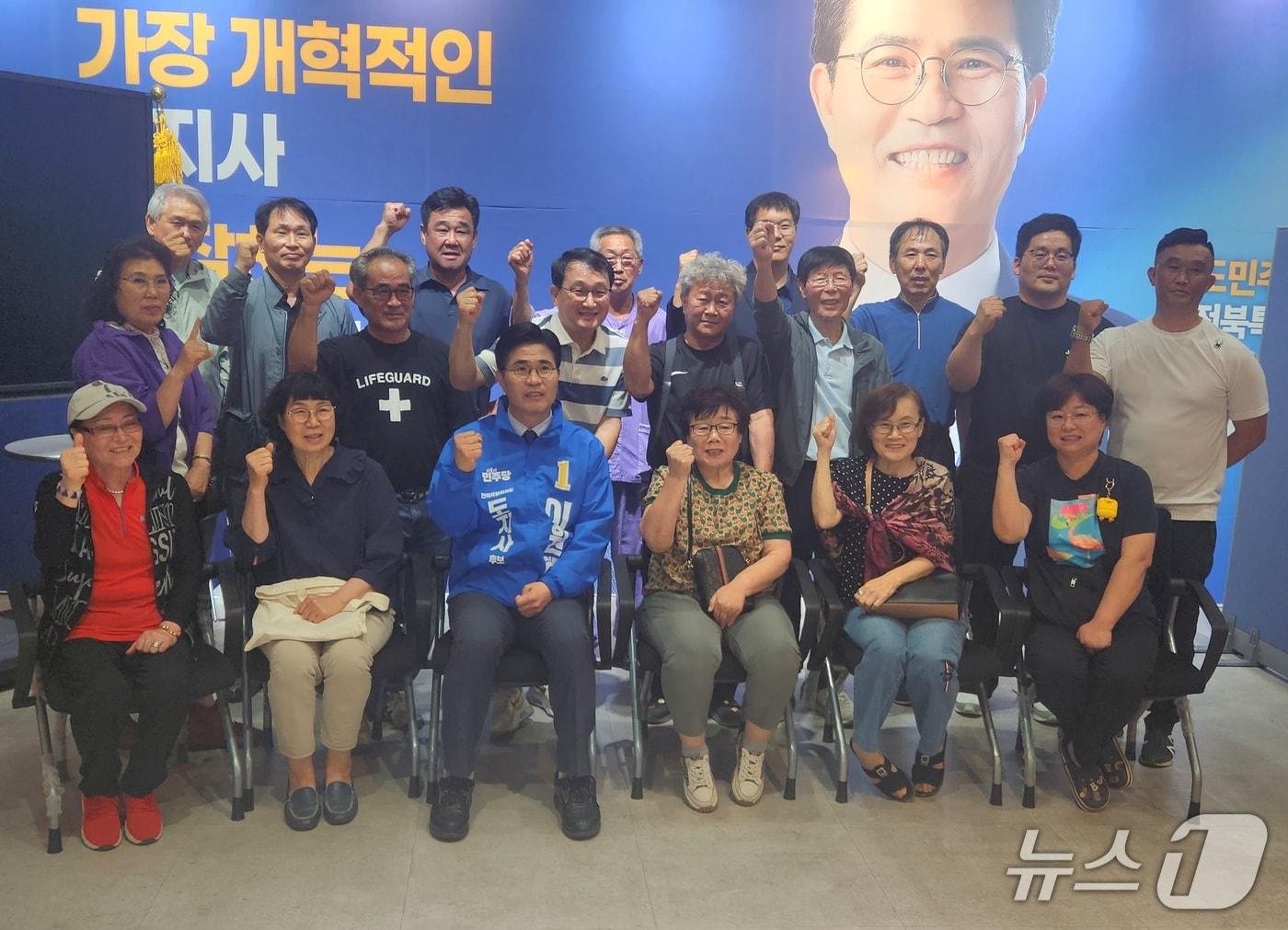 본문 이미지 - 이원택 전북도지사 후보가 자임유가족들과 간담회를 갖고 문제 해결에 적극 나서겠다는 입장을 밝혔다.(선대위제공. 재판매 및 DB금지)2026.5.25/뉴스1