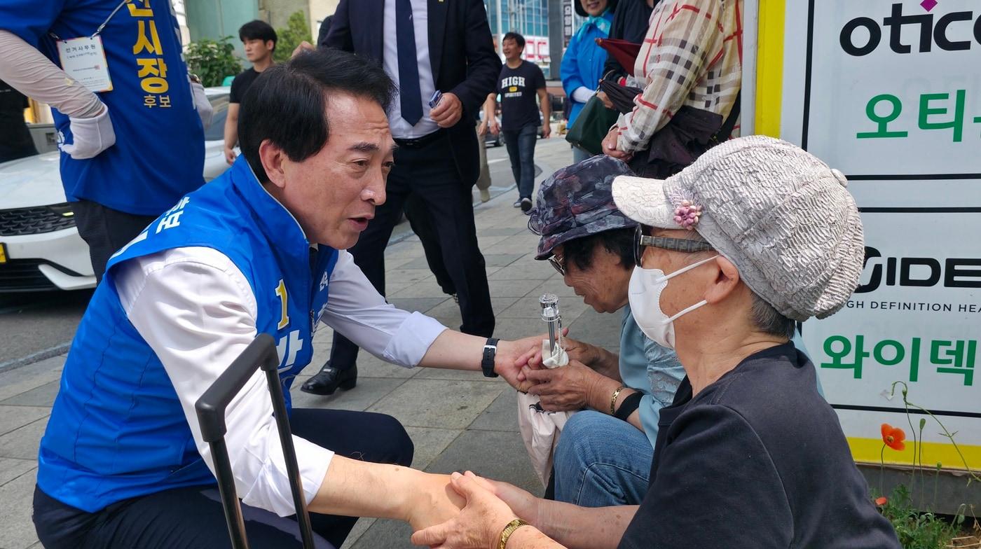 본문 이미지 - 박수현 더불어민주당 충남지사 후보가 당진시장 인근에서 주민을 만나 인사를 나누고 있다.(박수현 선거캠프 제공. 재판매 및 DB금지)/뉴스1