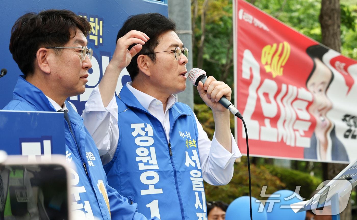 본문 이미지 - 정원오 더불어민주당 서울시장 후보가 25일 오후 서울 양천구 현대백화점 목동점 앞 유세 현장에서 지지를 호소하고 있다. 2026.5.25 ⓒ 뉴스1 최지환 기자