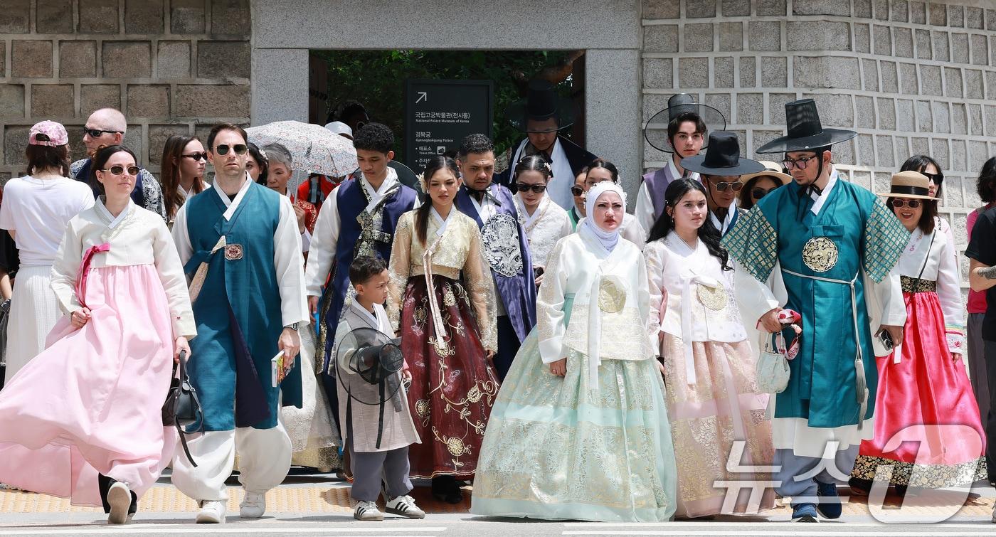 본문 이미지 - 25일 서울 종로구 광화문광장 인근에서 외국인 관광객들이 관광을 즐기고 있다. 2026.5.25 ⓒ 뉴스1 임세영 기자
