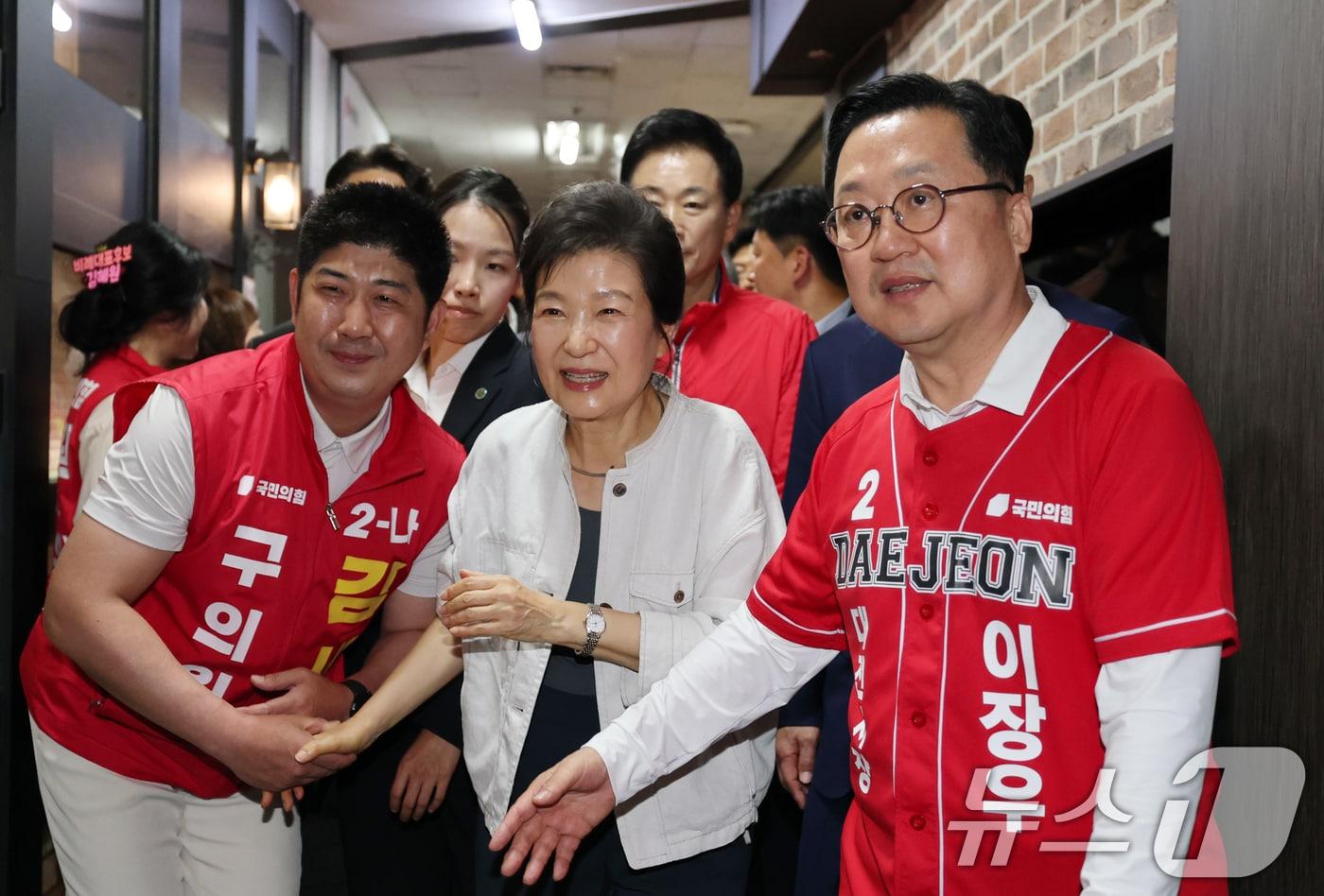 본문 이미지 - 박근혜 전 대통령이 25일 오후 대전 서구 이장우 국민의힘 대전시장 후보 선거사무소를 방문하고 있다. 2026.5.25 ⓒ 뉴스1 김기태 기자