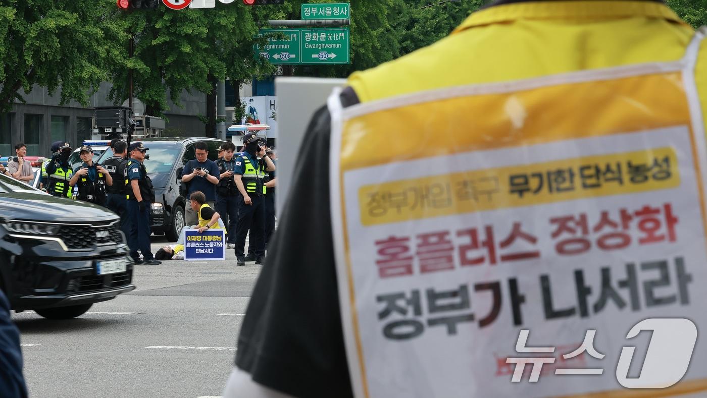 본문 이미지 - 홈플러스 노조원들이 25일 오후 서울 종로구 정부서울청사 인근에서 대통령 면담을 요구하며 청와대 방향으로 횡단해 도로에 누워있다. 2026.5.25 ⓒ 뉴스1 임세영 기자
