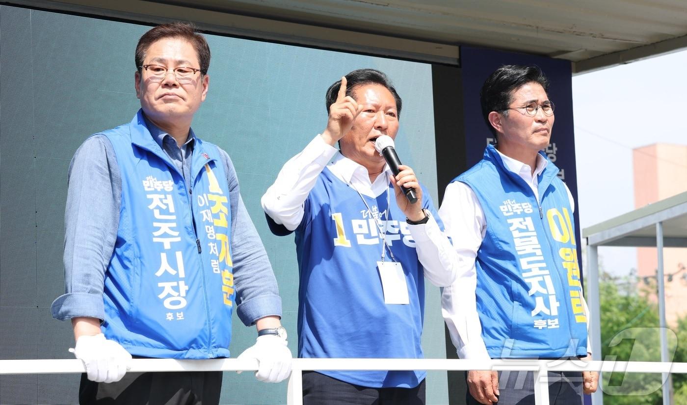 본문 이미지 - 정청래 더불어민주당 총괄상임선대위원장(가운데)과 이원택 전북도지사 후보(오른쪽), 조지훈 전주시장 후보가 25일 전북 전주시 전북대학교 구정문 앞에서 열린 집중유세에서 지지를 호소하고 있다. 2026.5.25 ⓒ 뉴스1 유경석 기자