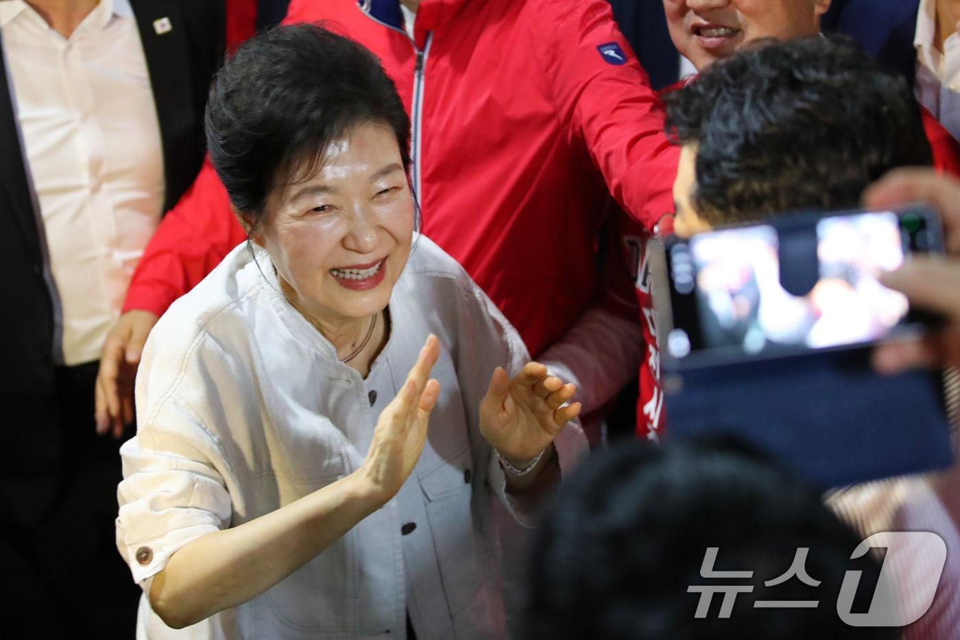 본문 이미지 - 박근혜 전 대통령이 25일 대전 서구 이장우 국민의힘 대전시장 후보 선거사무소를 방문하고 있다. (공동취재) 2026.5.25 ⓒ 뉴스1 김기태 기자