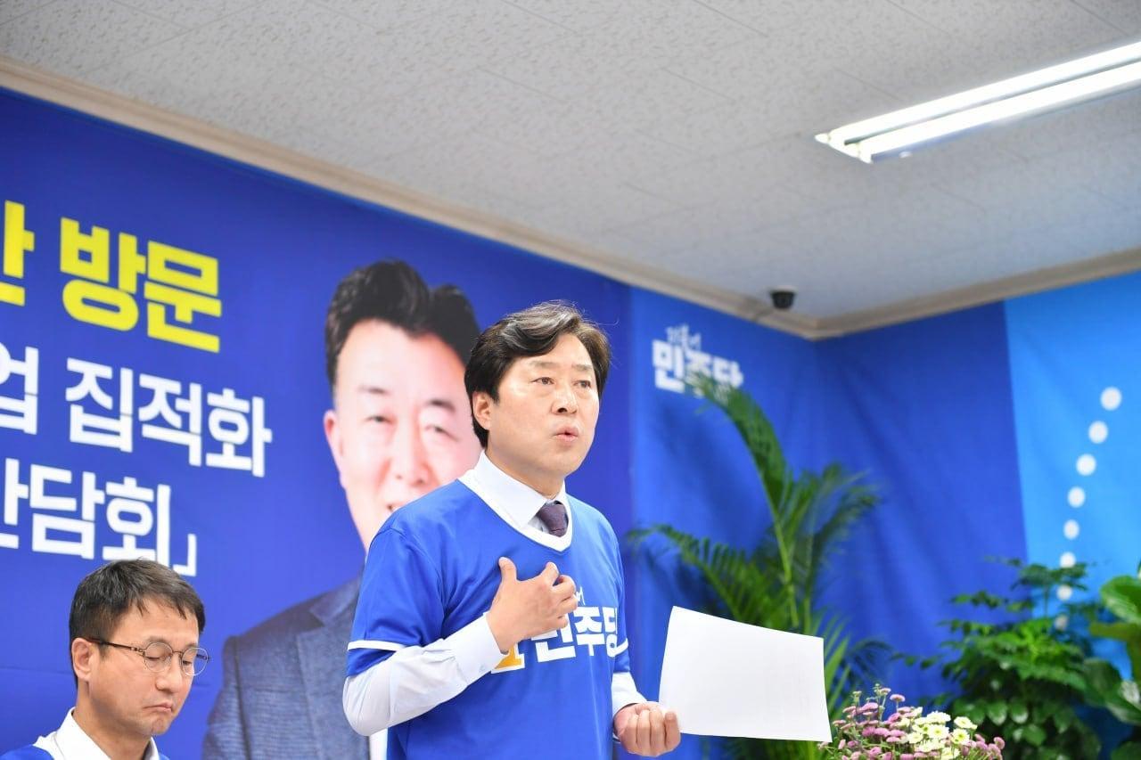 본문 이미지 - 한병도 더불어민주당 원내대표와 황명선 최고위원의 모습(황명선의원실 제공)