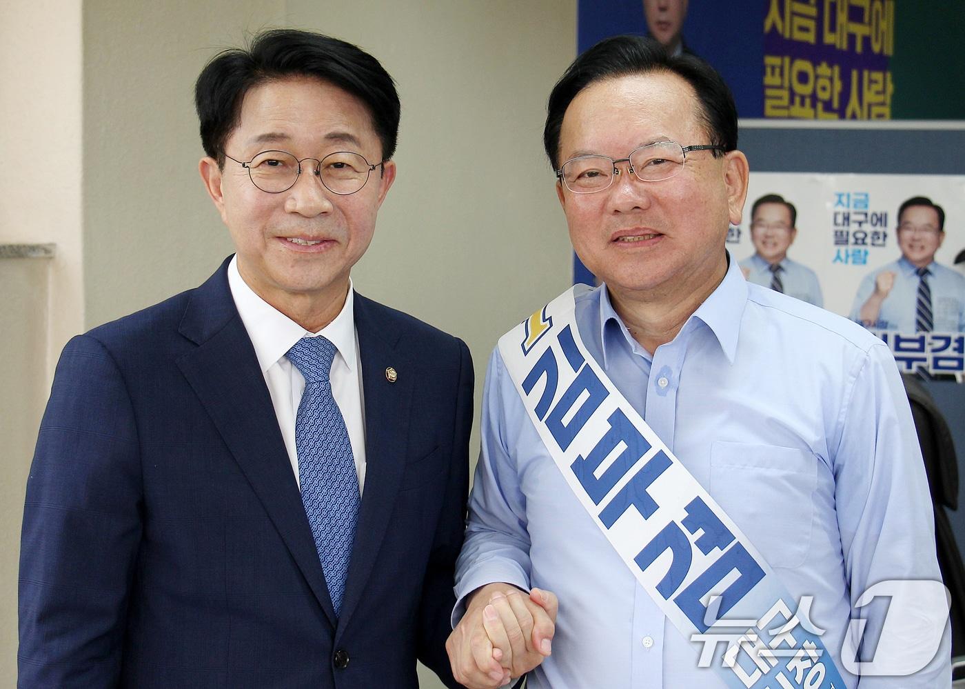 본문 이미지 - 김부겸 더불어민주당 대구시장 후보(오른쪽)와 조정식 국회의장 후보가 25일 오후 대구 달서구 김부겸 후보 캠프에서 만나 손잡고 기념촬영을 하고 있다. (김부겸 캠프 제공. 재판매 및 DB금지) 2026.5.25 ⓒ 뉴스1 공정식 기자