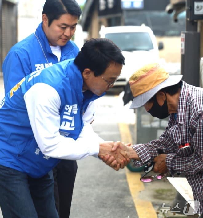 본문 이미지 - 이남호 후보가 연휴 마지막날인 25일 전주와 정읍, 익산을 돌며 유권자들을 만나 지지를 호소했다.(이남호 선대위 제공, 재판매 및 DB 금지)/뉴스1