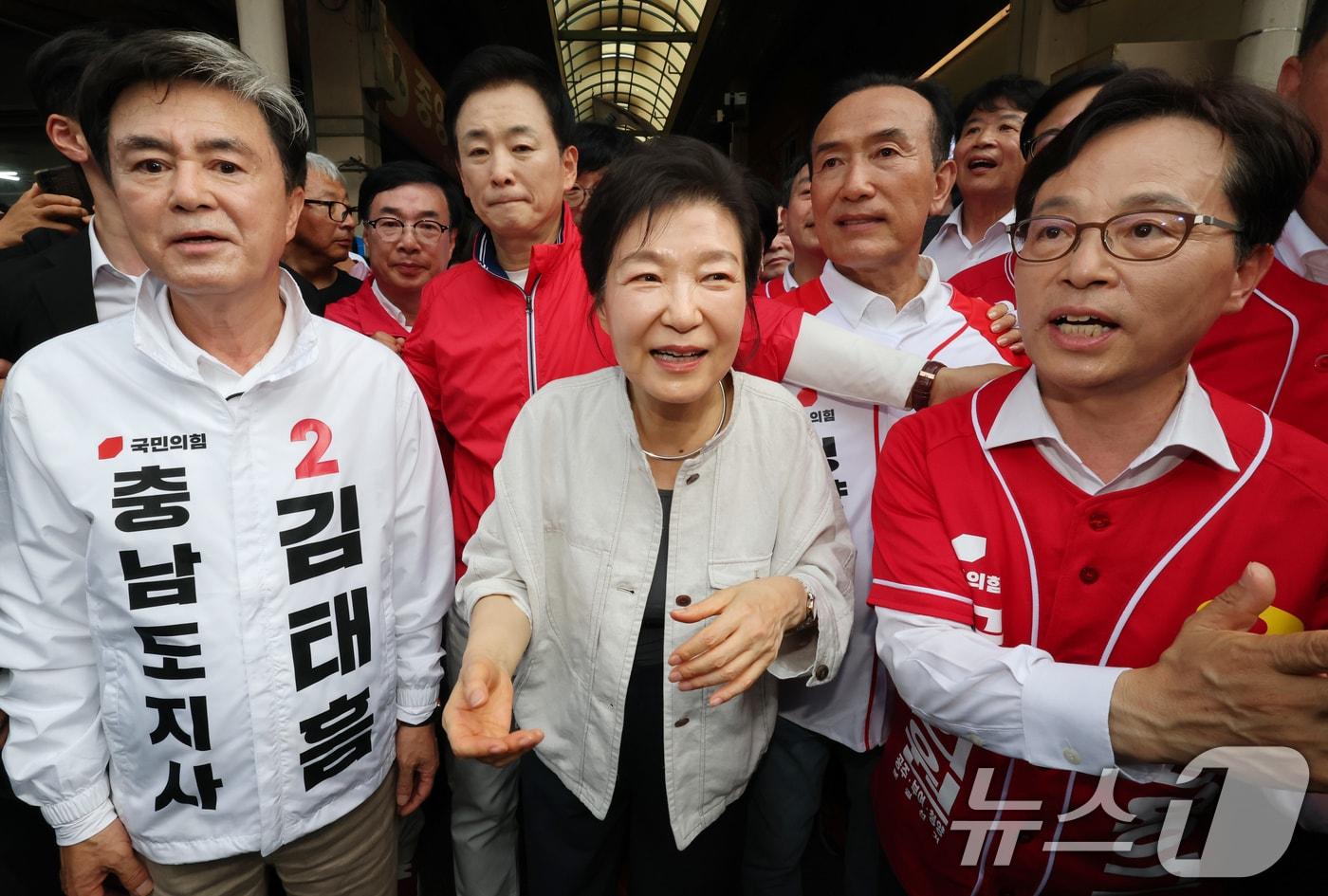 본문 이미지 - 박근혜 전 대통령이 25일 오후 충남 공주 산성시장을 방문해 김태흠 국민의힘 충남도지사 후보, 충남지역 후보 지원유세를 하고 있다. 2026.5.25 ⓒ 뉴스1 김기태 기자