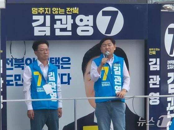 본문 이미지 - 25일 김관영 전북지사 후보(무소속)가 완주군 봉동읍 봉동시장 앞에서 도민들의 지지를 호소하고 있다/뉴스1