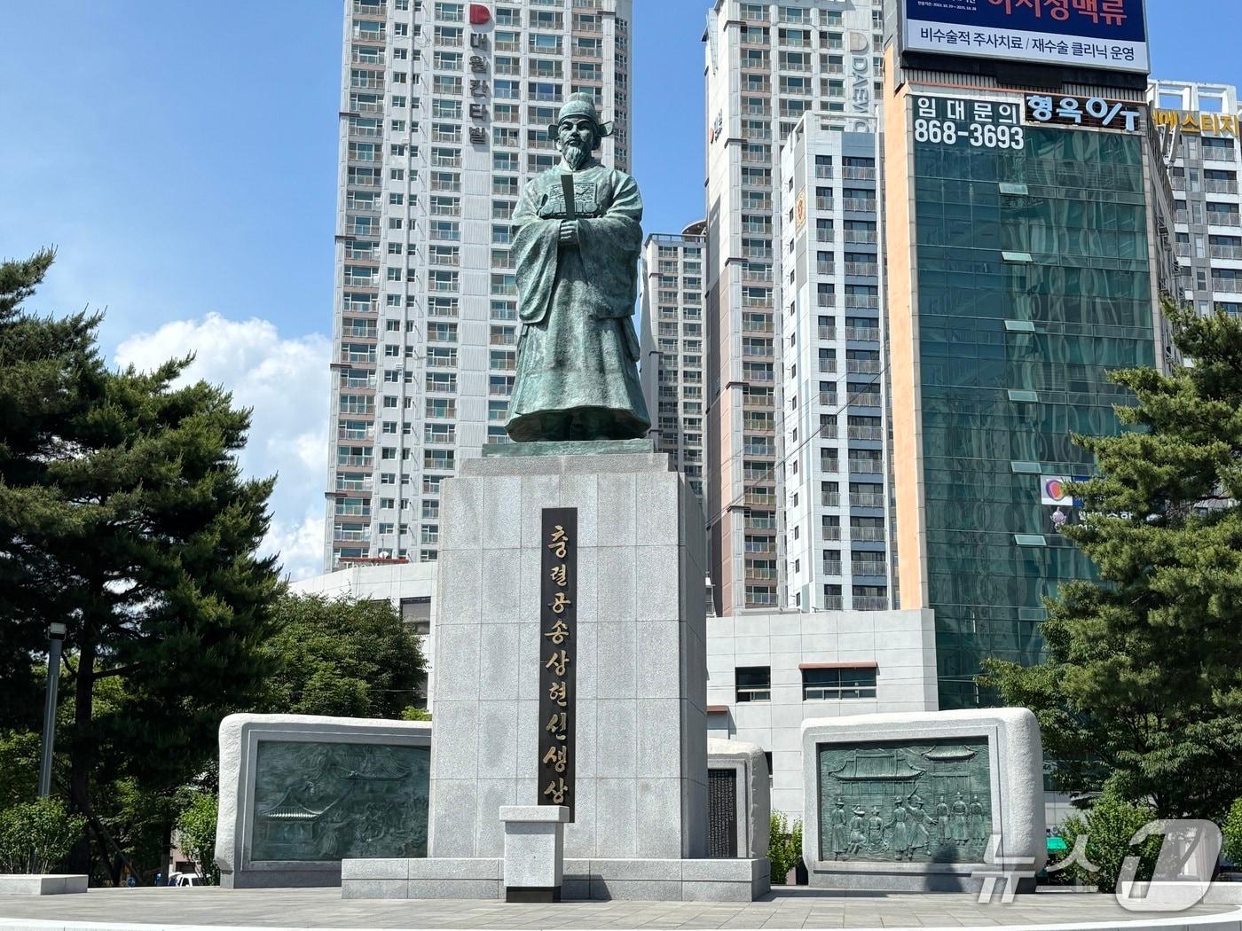 본문 이미지 - 부산 부산진구에 있는 송상현 선생 동상 2026.5.25 뉴스1 ⓒ News1 홍윤 기자