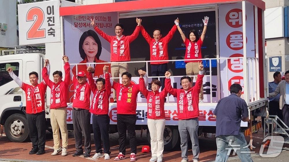 본문 이미지 - 이진숙 국민의힘 대구 달성군 국회의원 재보궐선거 후보는 부처님오신날 연휴 마지막날인 25일 추경호 대구시장 후보와 최재훈 달성군수 후보와 함께 현풍시장 일대에서 집중 유세를 펼쳤다.(이진숙 후보 측 제공. 재판매 및 DB금지)