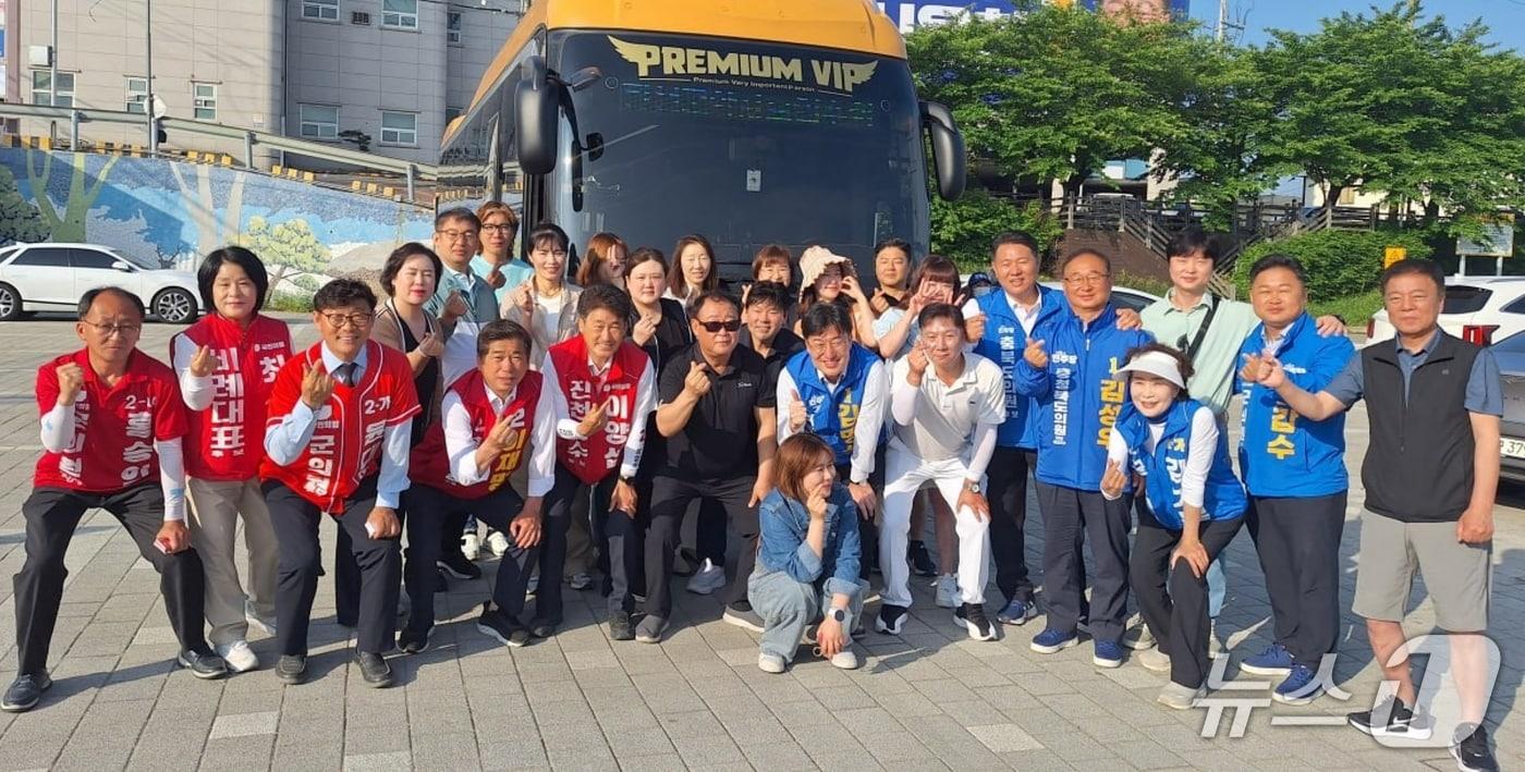 본문 이미지 - 진천군 지방선거 후보들이 25일 진천읍 하상주차장에서 학사모 회원들을 환송한 뒤 기념촬영을 하고 있다.(김명식 선거사무소 제공. 재판매 및 DB금지)/뉴스1