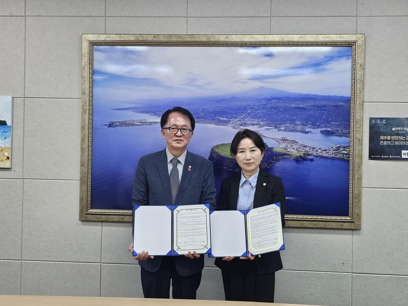 본문 이미지 - 안혜진 시티면세점 대표(왼쪽)와  고승철 제주관광공사 사장이 업무협약을 체결 후 기념촬영을 하고 있다.(시티면세점 제공). 