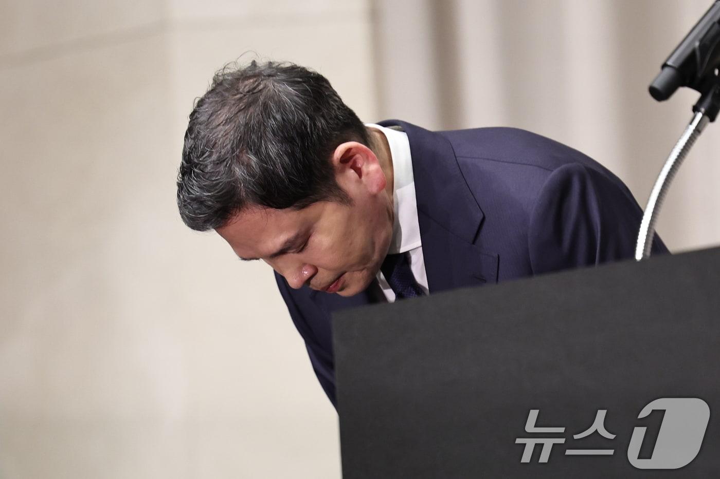 본문 이미지 - 정용진 신세계그룹 회장이 26일 오전 서울 강남구 조선팰리스에서 열린 기자회견에서 스타벅스 '탱크데이' 논란 관련 대국민 사과를 하고 있다. 2026.5.26 ⓒ 뉴스1 구윤성 기자