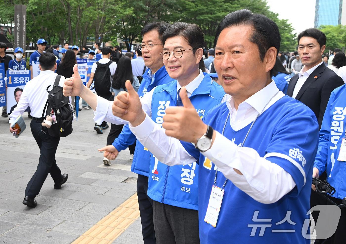 본문 이미지 - 정청래 더불어민주당 대표와 정원오 서울시장 후보가 26일 서울 여의도역을 찾아 지지를 호소하고 있다. (공동취재) 2026.5.26 ⓒ 뉴스1 신웅수 기자