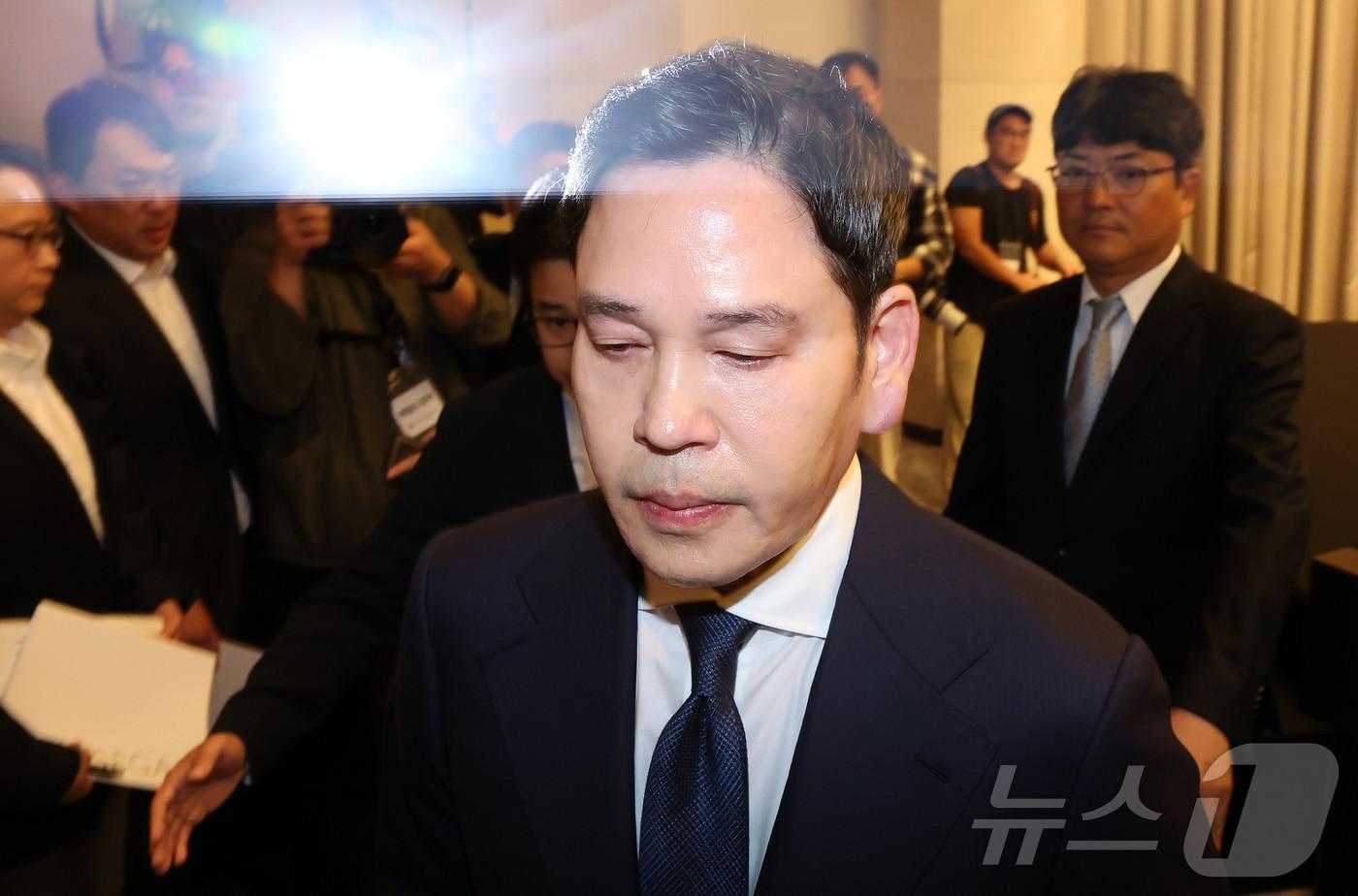 본문 이미지 - 정용진 신세계그룹 회장이 26일 오전 서울 강남구 조선팰리스에서 열린 기자회견에서 스타벅스 '탱크데이' 논란 관련 대국민 사과를 마친 후 회견장을 나서고 있다. 2026.5.26 ⓒ 뉴스1 김진환 기자