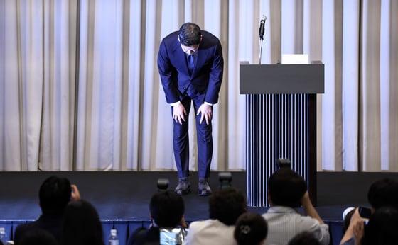 본문 이미지 - 정용진 신세계그룹 회장이 26일 오전 서울 강남구 조선팰리스에서 열린 기자회견에서 스타벅스 '탱크데이' 논란 관련 대국민 사과를 하고 있다. 2026.5.26 ⓒ 뉴스1 구윤성 기자