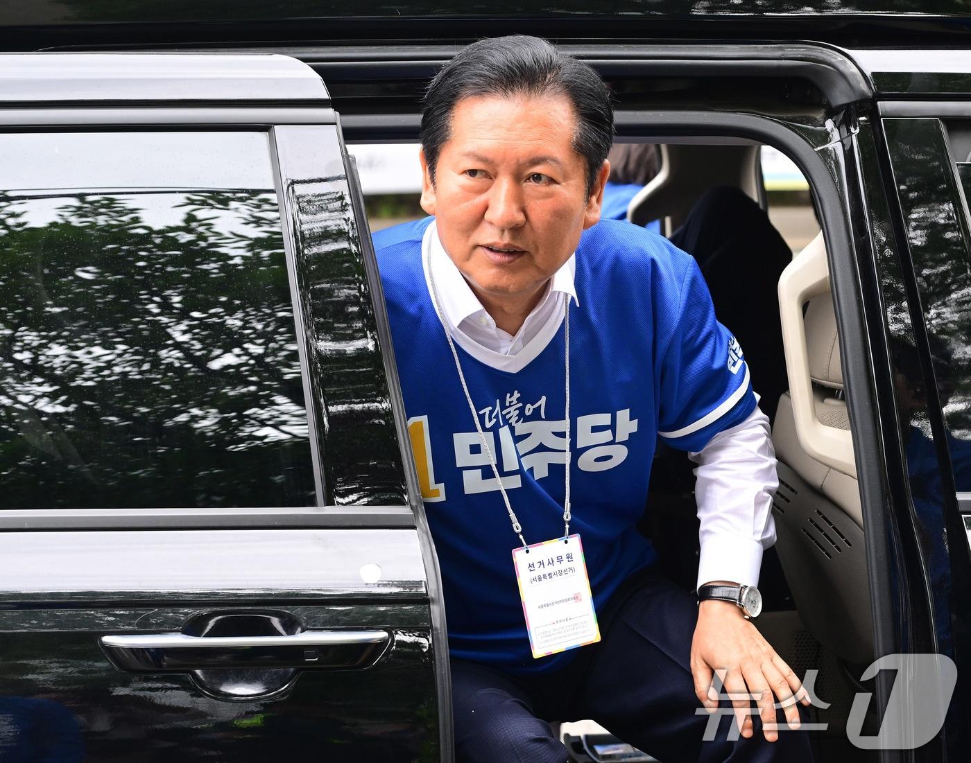본문 이미지 - 정청래 더불어민주당 대표가 26일 서울 여의도역에서 출근길 인사에 나선 정원오 서울시장 후보를 지원하기 위해 차량에서 내리고 있다. (공동취재) 2026.5.26 ⓒ 뉴스1 신웅수 기자