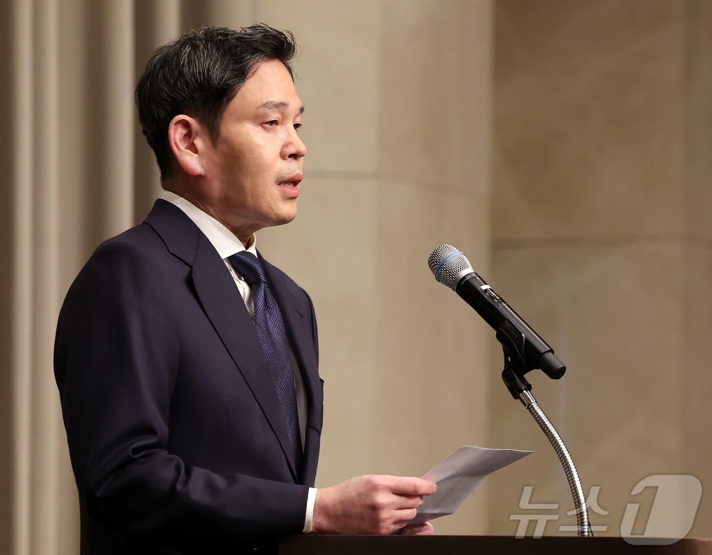 본문 이미지 - 정용진 신세계그룹 회장이 26일 오전 서울 강남구 조선팰리스에서 열린 기자회견에서 스타벅스 '탱크데이' 논란 관련 대국민 사과를 하고 있다. 2026.5.26 ⓒ 뉴스1 김진환 기자