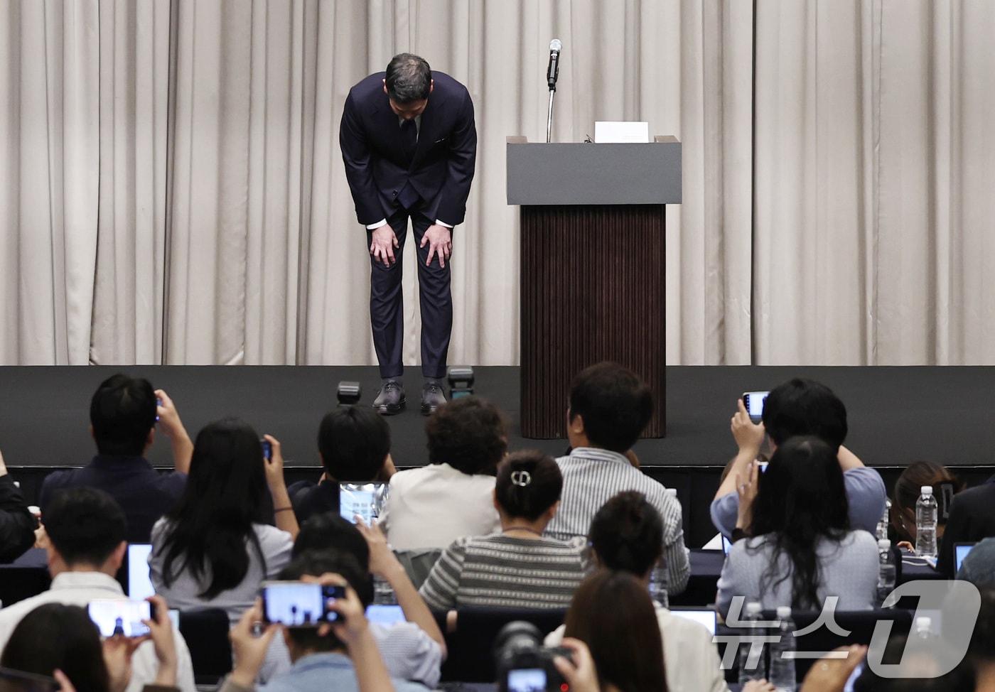 본문 이미지 - 정용진 신세계그룹 회장이 26일 오전 서울 강남구 조선팰리스에서 열린 기자회견에서 스타벅스 '탱크데이' 논란 관련 대국민 사과를 하고 있다. 2026.5.26 ⓒ 뉴스1 구윤성 기자