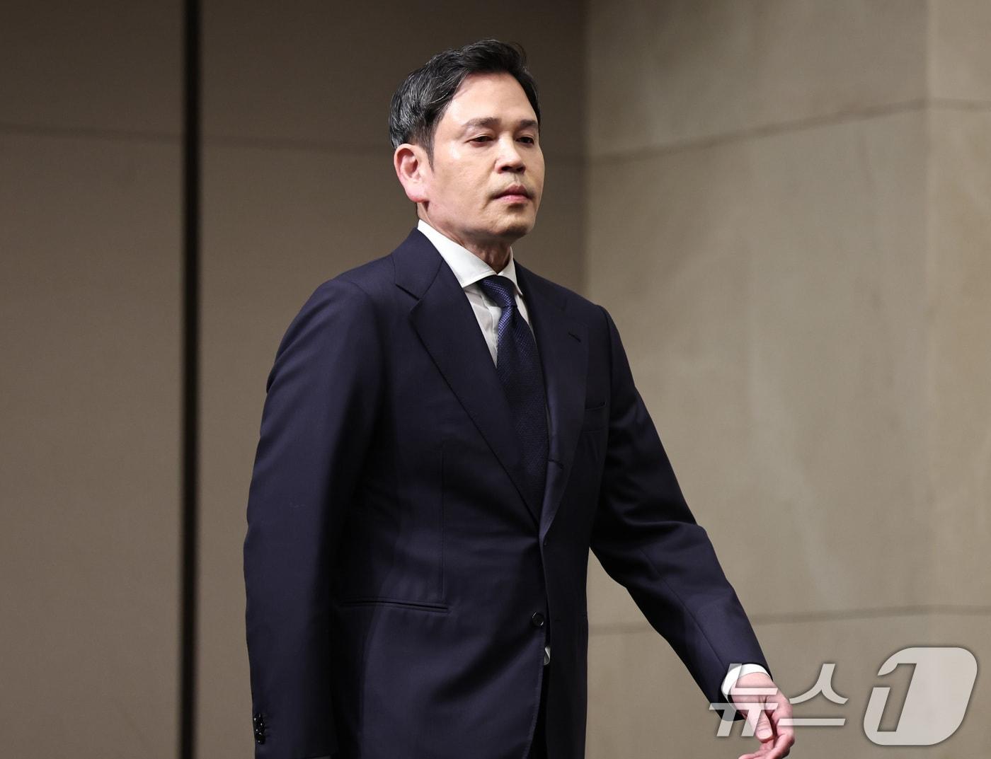 본문 이미지 - 정용진 신세계그룹 회장이 26일 오전 서울 강남구 조선팰리스에서 열린 기자회견에서 스타벅스 '탱크데이' 논란 관련 대국민 사과를 하기 위해 회견장에 들어서고 있다. 2026.5.26 ⓒ 뉴스1 구윤성 기자