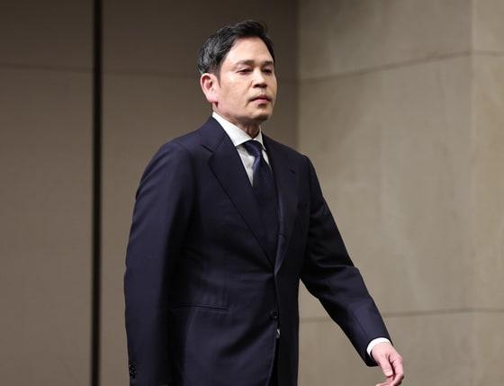 정용진 신세계그룹 회장이 26일 오전 서울 강남구 조선팰리스에서 열린 기자회견에서 스타벅스 '탱크데이' 논란 관련 대국민 사과를 하기 위해 회견장에 들어서고 있다. 2026.5.26 ⓒ 뉴스1 구윤성 기자