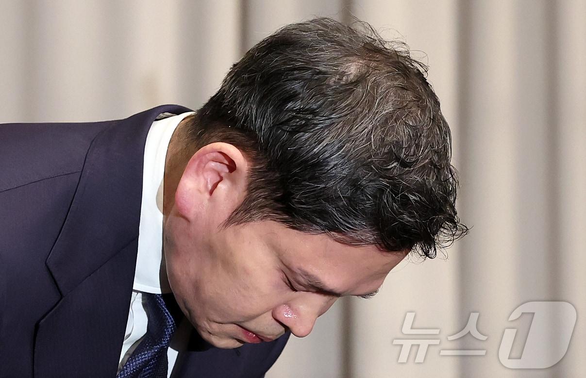 본문 이미지 - 정용진 신세계그룹 회장이 26일 오전 서울 강남구 조선팰리스에서 열린 기자회견에서 스타벅스 '탱크데이' 논란 관련 대국민 사과를 하고 있다. 2026.5.26 ⓒ 뉴스1 김진환 기자
