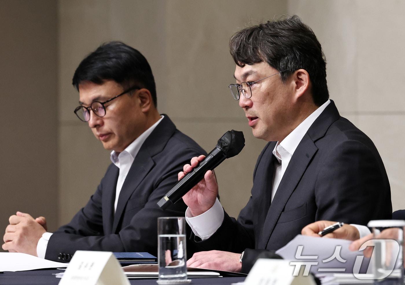 본문 이미지 - 전상진 신세계그룹 경영총괄 부사장이 26일 서울 강남구 조선팰리스 호텔에서 스타벅스 '탱크데이' 논란 관련 내부 진상조사 결과를 발표하고 있다. 2026.5.26 ⓒ 뉴스1 구윤성 기자