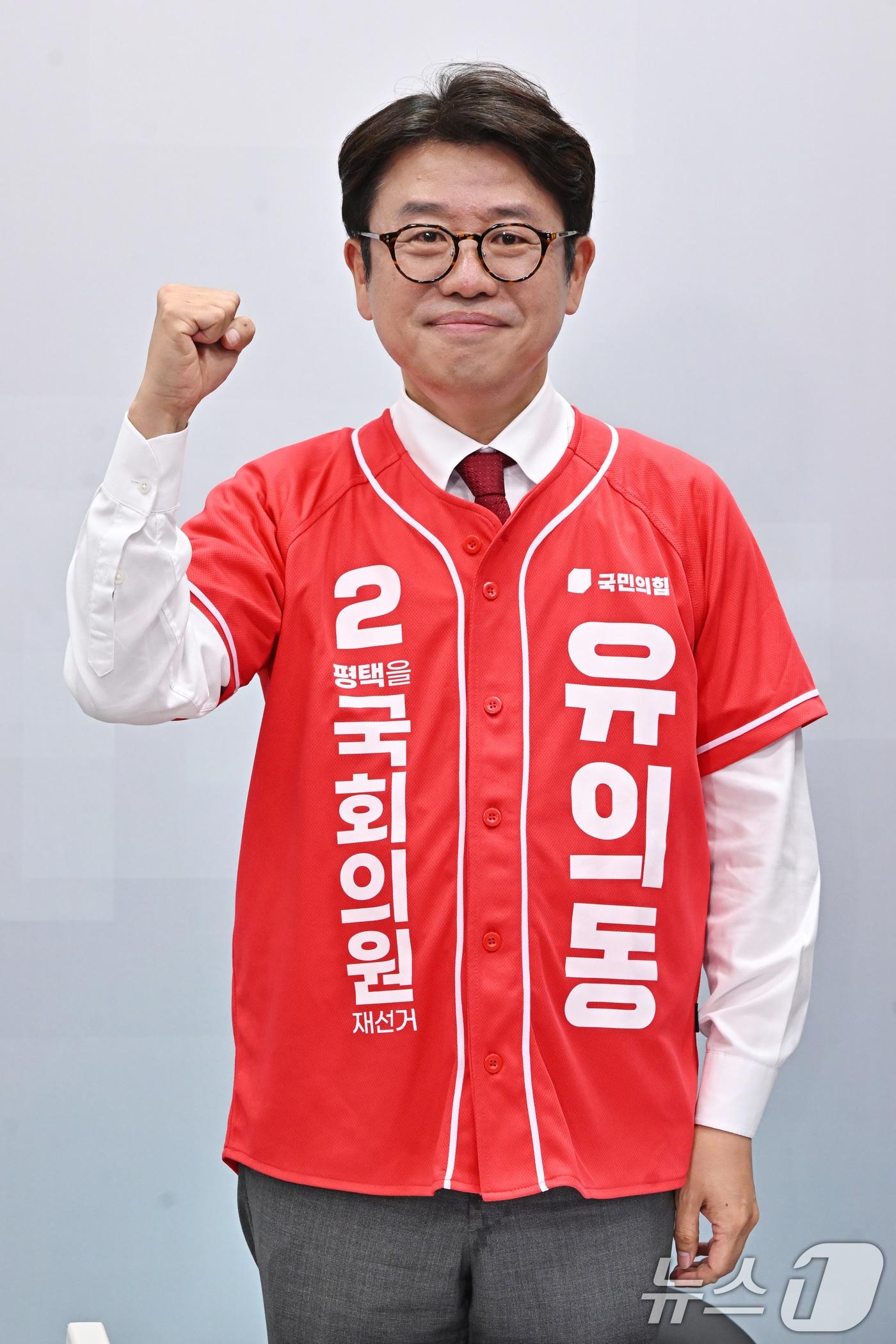 본문 이미지 - 유의동 국민의힘 경기평택을 국회의원 재선거 후보가 26일 오전 경기 평택시 SK브로드밴드 기남방송에서 열린 평택시선거관리위원회 주최 경기평택을 국회의원 재선거 후보자 초청토론회에 앞서 기념촬영을 하고 있다. (공동취재) 2026.5.26 ⓒ 뉴스1 김영운 기자