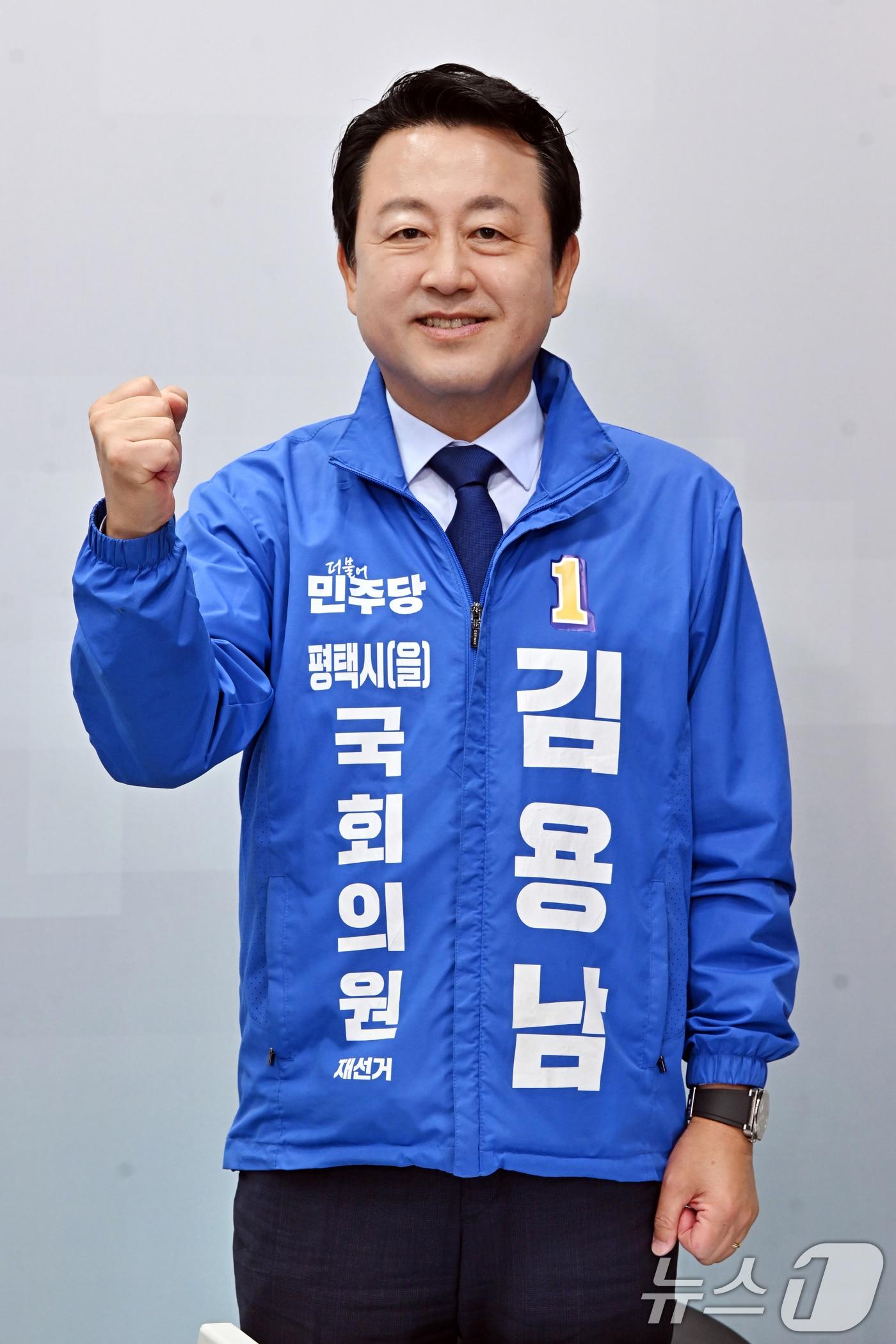 본문 이미지 - 김용남 더불어민주당 경기평택을 국회의원 재선거 후보가 26일 오전 경기 평택시 SK브로드밴드 기남방송에서 열린 평택시선거관리위원회 주최 경기평택을 국회의원 재선거 후보자 초청토론회에 앞서 기념촬영을 하고 있다. (공동취재) 2026.5.26 ⓒ 뉴스1 김영운 기자