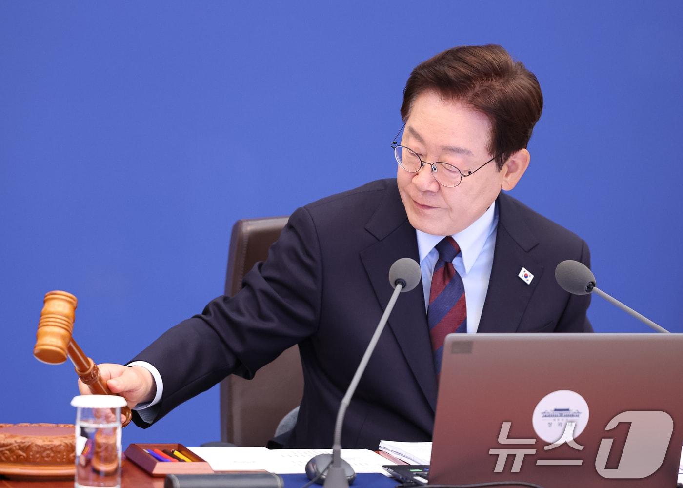 본문 이미지 - 이재명 대통령이 지닌달 26일 청와대에서 열린 제23회 국무회의 겸 제10차 비상경제점검회에서 의사봉을 두드리고 있다. 2026.5.26 ⓒ 뉴스1 허경 기자