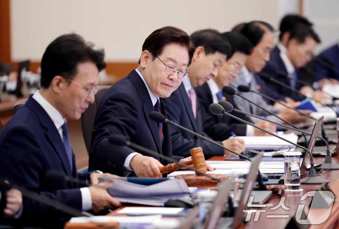 본문 이미지 - 이재명 대통령이 26일 청와대에서 열린 제23회 국무회의 겸 제10차 비상경제점검회에서 의사봉을 두드리고 있다. 2026.5.26 ⓒ 뉴스1 허경 기자