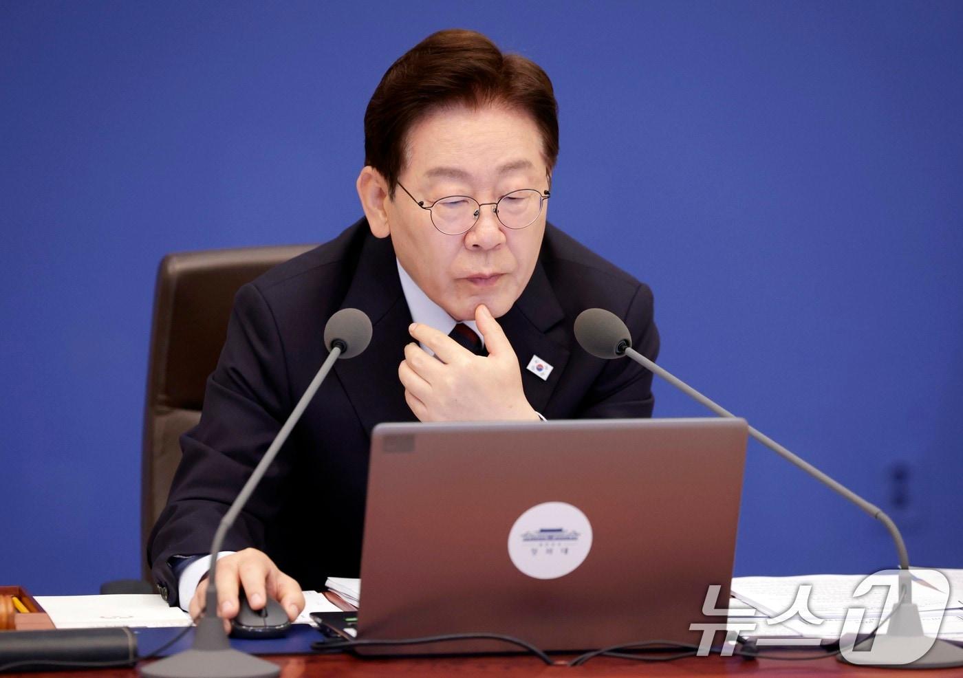 본문 이미지 - 이재명 대통령이 26일 청와대에서 열린 제23회 국무회의 겸 제10차 비상경제점검회의에서 중동전쟁 관련 비상국정운영 및 대응현황을 보고 받고 있다. 2026.5.26 ⓒ 뉴스1 허경 기자
