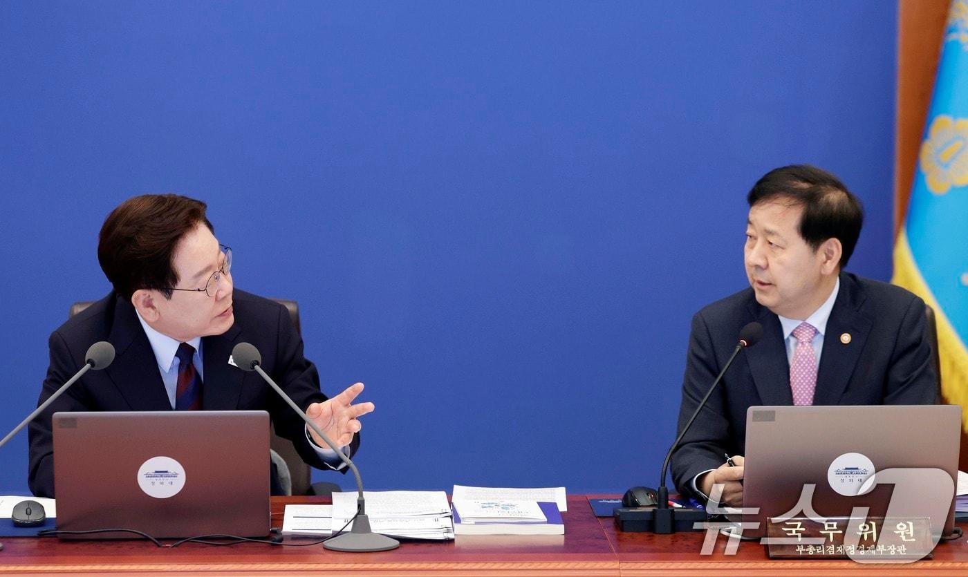 본문 이미지 - 이재명 대통령이 26일 청와대에서 열린 제23회 국무회의 겸 제10차 비상경제점검회의에서 구윤철 부총리 겸 재정경제부 장관에게 질문하고 있다. 2026.5.26 ⓒ 뉴스1 허경 기자