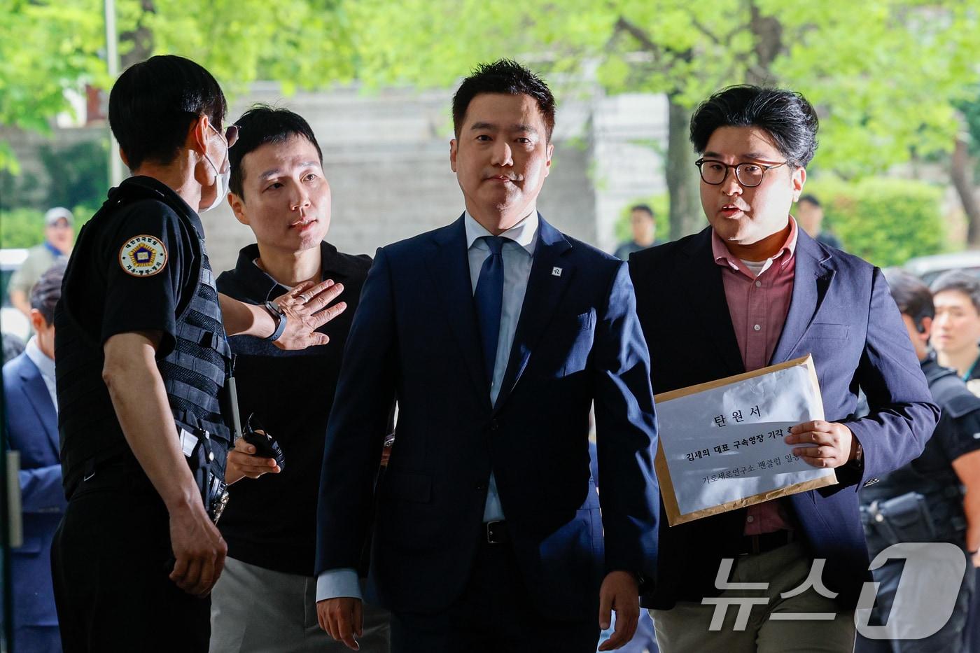 본문 이미지 - 김세의 가로세로연구소(가세연) 대표가 26일 오전 서울 서초구 중앙지방법원에서 성폭력범죄의 처벌 등에 관한 특례법 위반(카메라 등 이용 촬영·반포 등) 및 명예훼손 등 혐의와 관련, 구속 전 피의자 심문(영장실질심사)에 출석하고 있다. 2026.5.26 ⓒ 뉴스1 안은나 기자