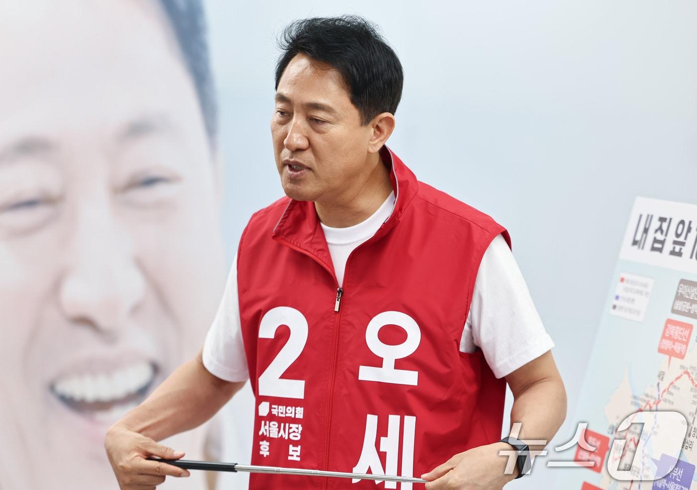 본문 이미지 - 오세훈 국민의힘 서울시장 후보가 26일 서울 종로구에 마련된 자신의 선거사무소에서 도시철도 공약을 발표하고 있다. 2026.5.26 ⓒ 뉴스1 김도우 기자